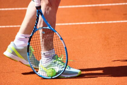 alzare palla tennis con racchetta