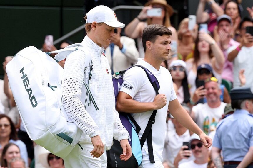 Jannik Sinner (sinistra) e Miomir Kecmanovic (destra) - Wimbledon 2026 (foto X @ATPTour_ES)